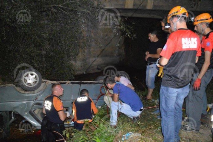 Dereye Uçan Araçtan Yaralı Kurtarma Operasyonu