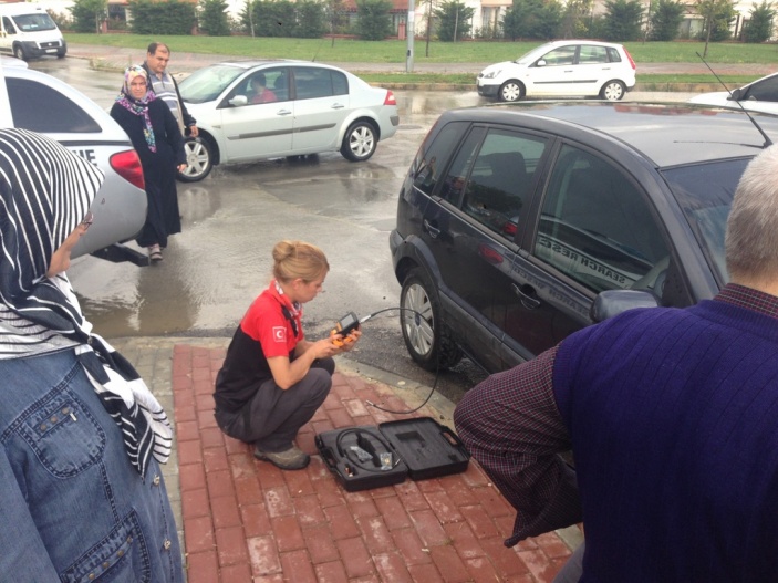 Araç İçindeki Yavru Kediyi Kurtarma Operasyonu